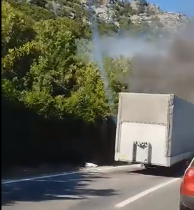 NEMA POVRIJEĐENIH  Zapalio se kamion kod Virpazara, gori i šuma (FOTO)