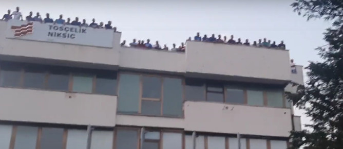 DRAMA U NIKŠIĆU: Radnici se popeli na krov željezare, prijete da ce skočiti
