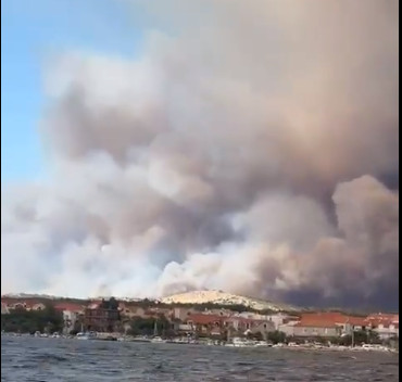 VATRA GUTA SVE PRED SOBOM Jezive slike zastrašujućeg požara u Šibeniku (FOTO/VIDEO)