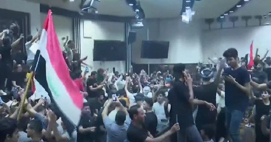 NEREDI U BAGDADU Demonstranti upali u zgradu iračkog parlamenta, popeli se na stolove, mahali zastavama (VIDEO)