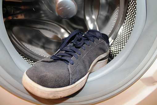PATIKE ĆE IZGLEDATI KAO NOVE: Pranje obuće u veš mašini – ovi koraci će vam pomoći u čišćenju