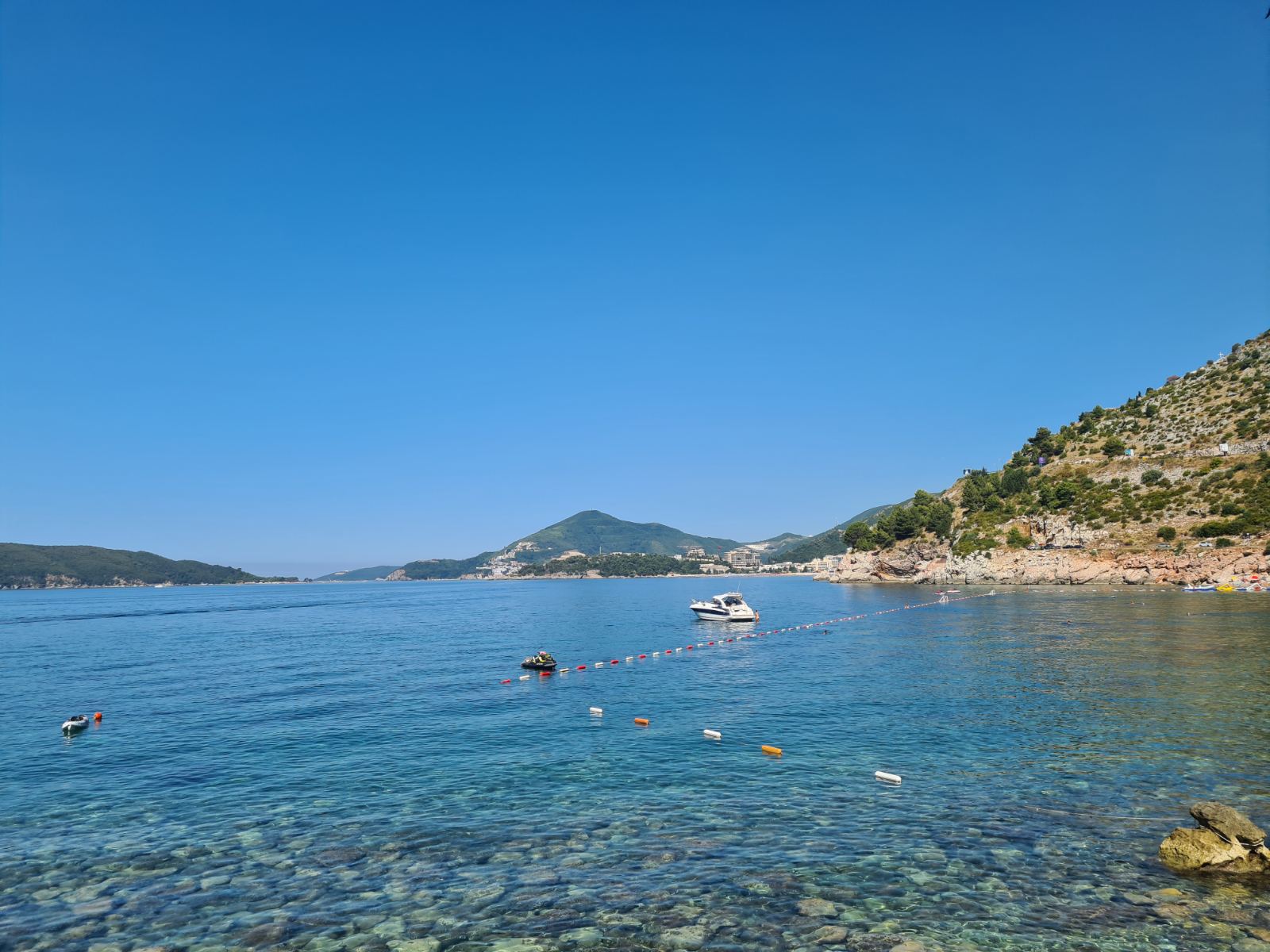 JUL, ILI JANUAR? Prvi dan nove 2023. godine na Crnogorskom primorju prošao uz – kupanje u moru