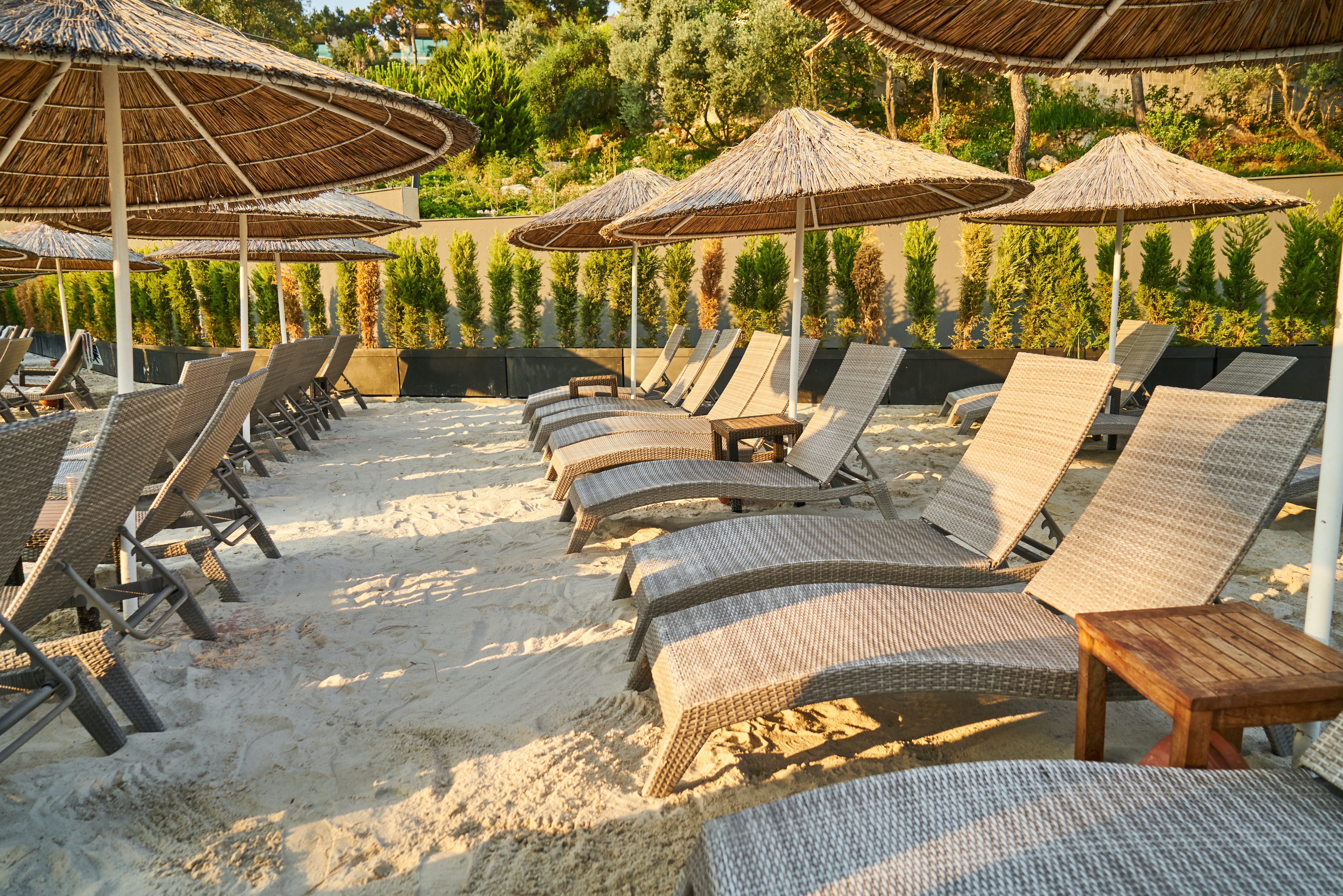 Herceg Novi: Uklanjaju nelegalno postavljeni plažni mobilijar