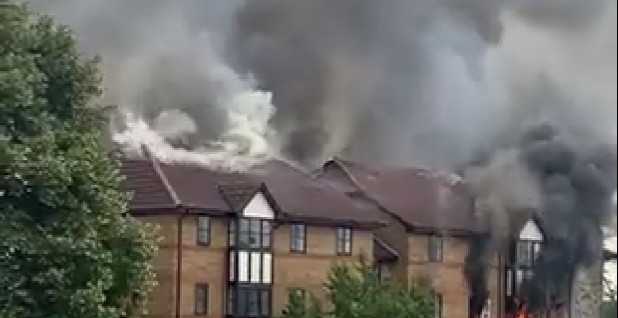 EKSPLOZIJA GASA U ENGLESKOJ: Požar zahvatio 20 stanova, ima žrtava