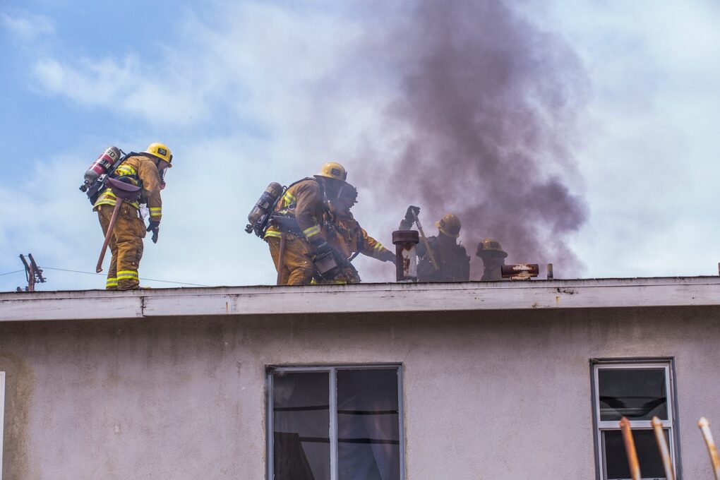 INCIDENT U BARU Državljanin Srbije obio i zapalio stan, stanari zgrade evakuisani
