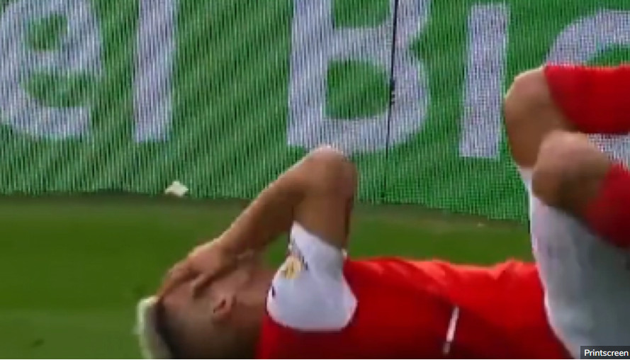 OVO JOŠ NISTE VIDJELI Fudbalera iznijeli sa terena pošto su ga navijači pogodili ribom u glavu (VIDEO)