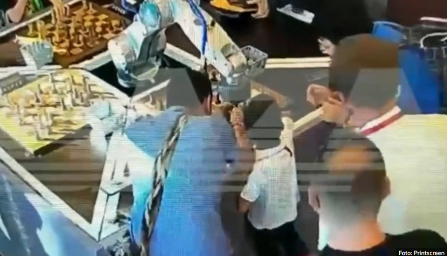 INCIDENT NA ŠAHOVSKOM TURNIRU U MOSKVI Robot slomio prst dječaku, roditelji žele da podignu tužbu (VIDEO)