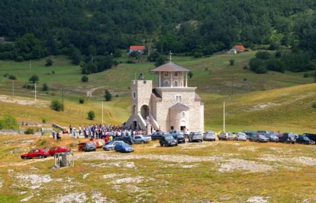 Povodom slave spomen crkve svetog mučenika Atinogena na Vučjem Dolu Vladika Metodije služi liturgiju
