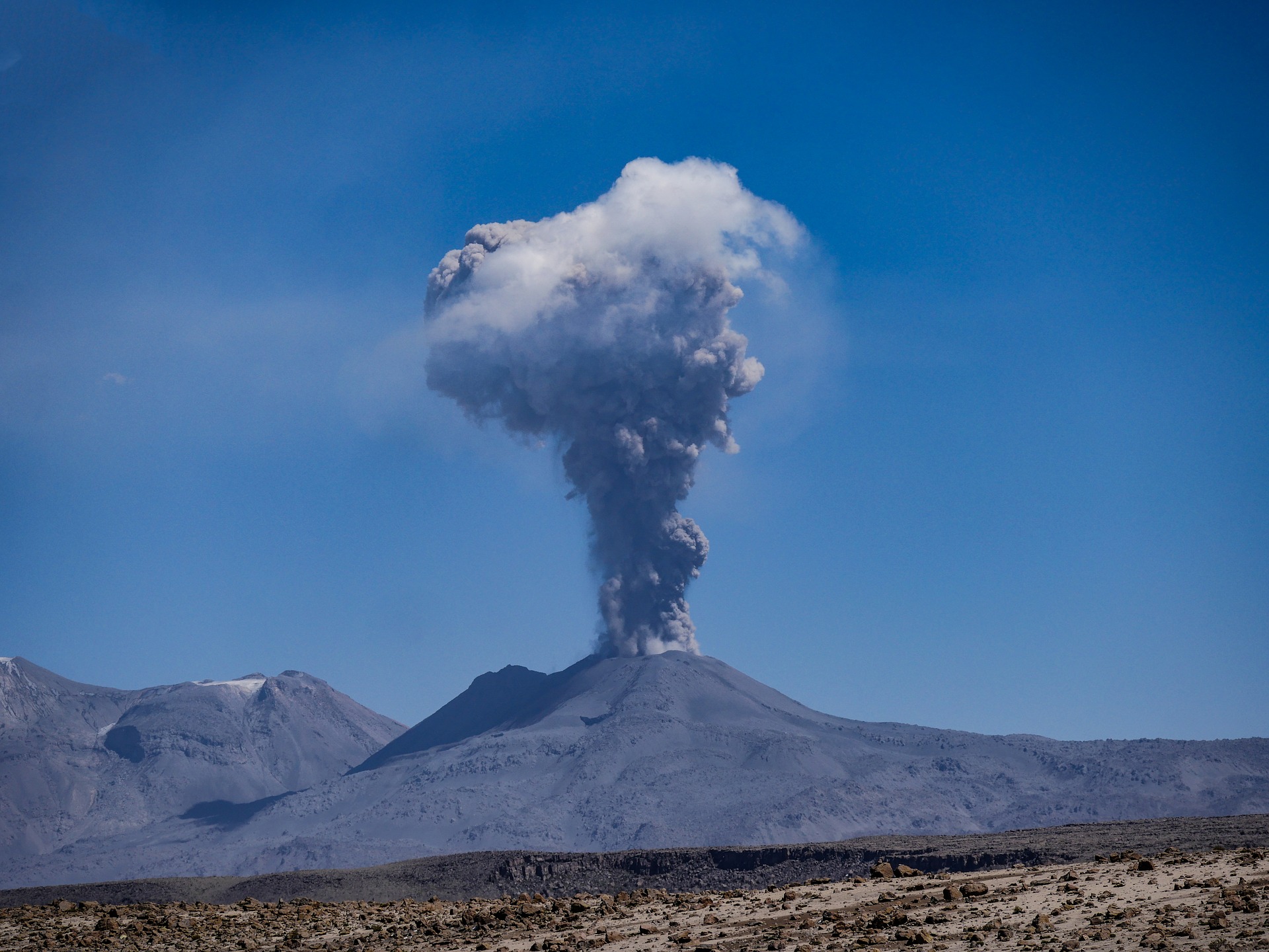 ČAK DVA KILOMETRA U VISINU Vulkan Ebeko na Kurilskom ostrvu Paramušir izbacio pepeo