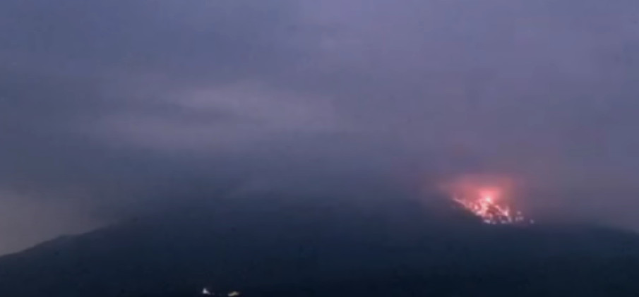 ERUPCIJA VULKANA U JAPANU Tamni dim se nadvija iznad vrha planine, dva grada evakuisana