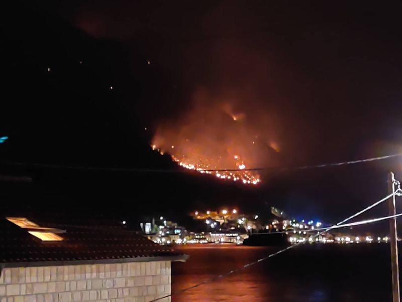 VATRENA STIHIJA ZAHVATILA CRNU GORU Vatrogasci kod Perasta cijelu noć gasili požar (FOTO)