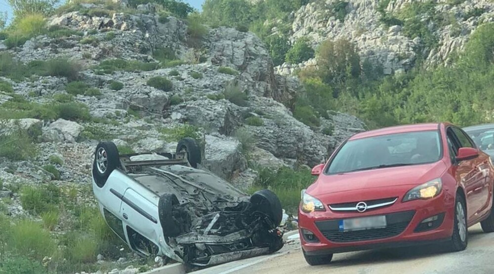 HAOS! Nezgoda na putu Nikšić – Risan, automobil se izvrnuo na krov