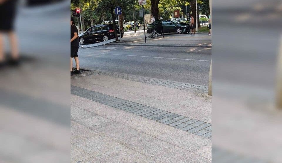 UDES U PODGORICI Jedno vozilo završilo na trotoaru kod Pošte