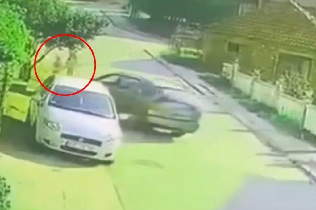 UZNEMIRUJUĆI SNIMAK Majka i dijete za dlaku izbegli smrt, automobil projurio pored njih (VIDEO)