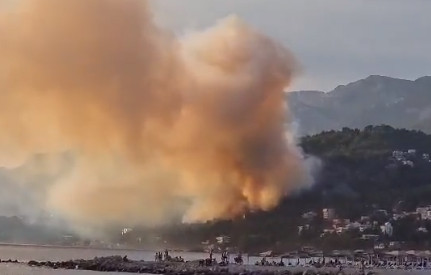 (VIDEO) VELIKI POŽAR IZMEĐU BARA I SUTOMORA: Mještani i vatrogasci brane kuće, prekinut saobraćaj