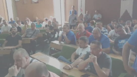 Radnici Željezare izgubili strpljenje: Popeli se na krov, do 18 sati čekaju Davidovića i Vladu