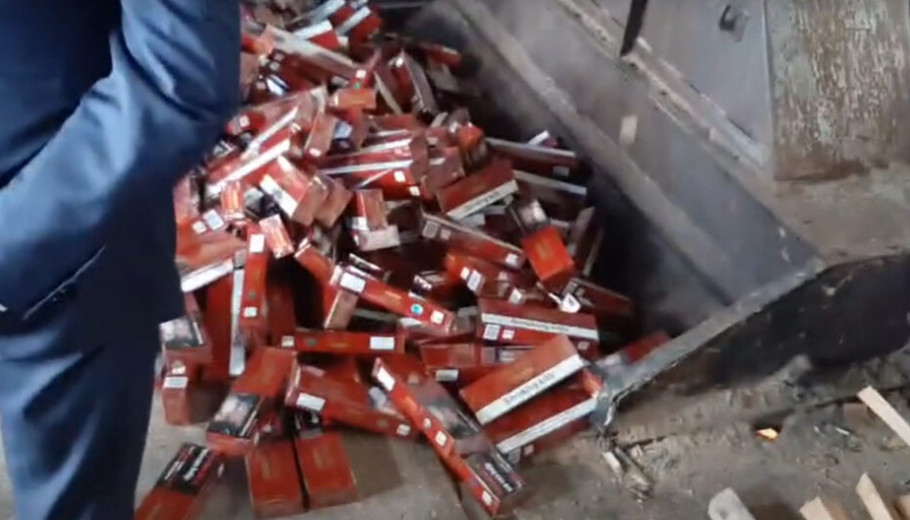 SPALJENO 1000 PAKETA Pogledajte kako su spaljene cigarete koje su zaplijenjene u Luci Bar (VIDEO)