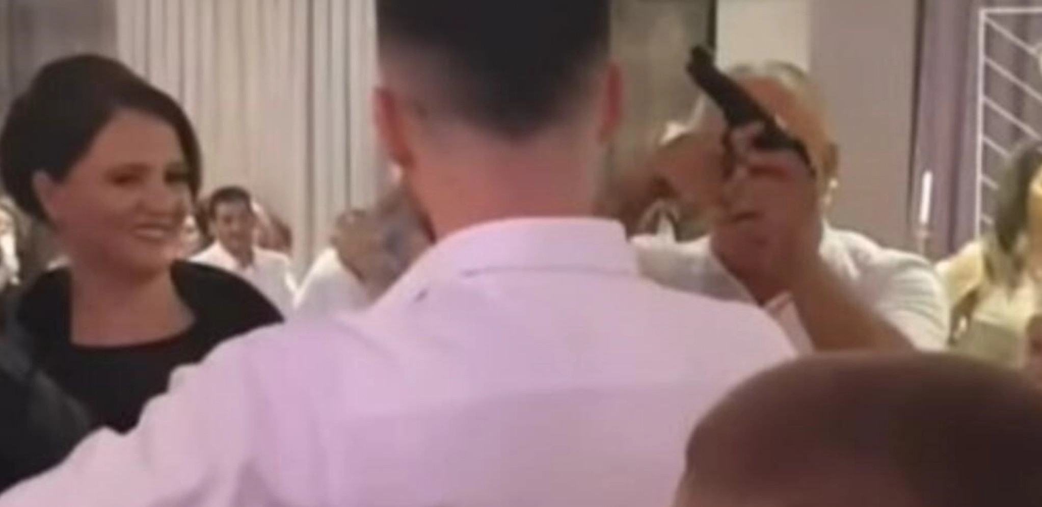PJEVAČU PUCALI PORED GLAVE Pjevao na svadbi, a onda su izvadili pištolj (VIDEO)