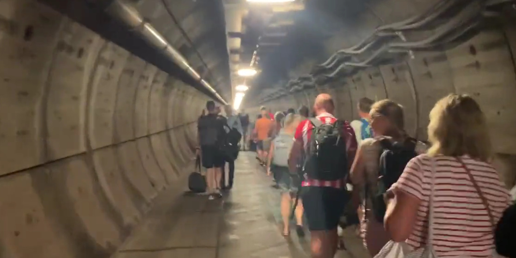 ALARM U VOZU ISPOD LAMANŠA Putnici satima bili zaglavljeni u tunelu (VIDEO)