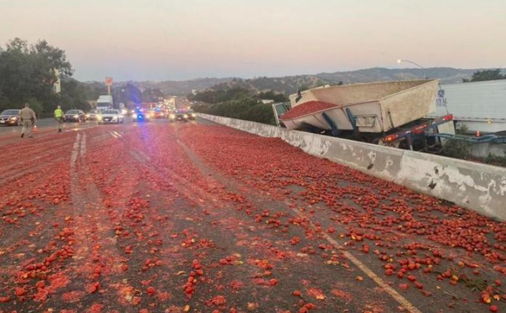 IZAZVANO 7 SUDARA! Na auto-putu u Kaliforniji se prosule tone paradajza
