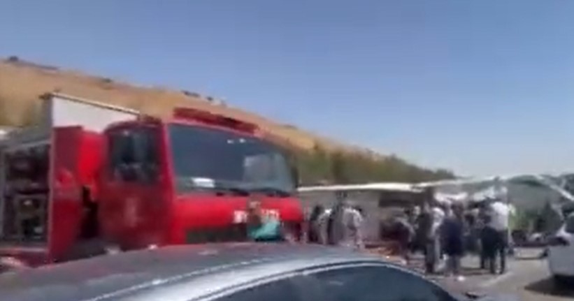 JEZIVA NESREĆA U TURSKOJ, POGINULO 15 LJUDI Jedno vozilo se survalo s puta, a onda se autobus PREVRNUO i udario u vatrogasce i hitnu pomoć (FOTO, VIDEO)