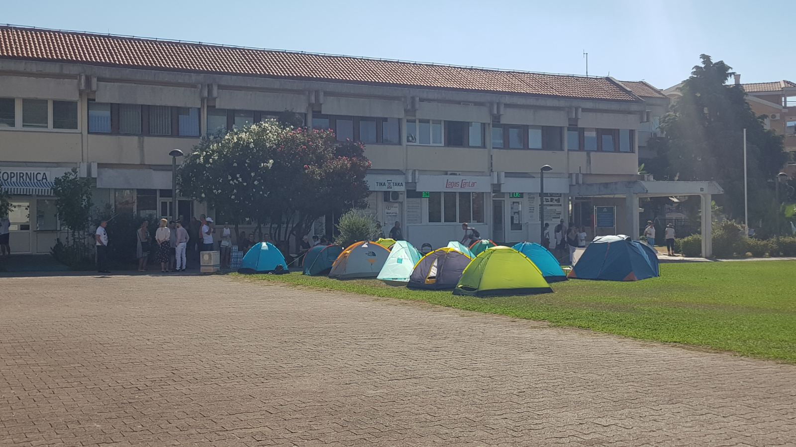 PROSVJETNI RADNICI IZ BUDVE DANAS ISPRED OPŠTINE  Štrajk glađu, šatori i protest kao znak pobune