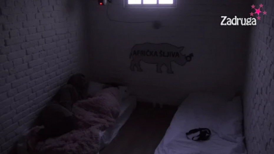 SIJEVAJU VARNICE U IZOLACIJI Maja Marinković i Marko završili u istom krevetu (FOTO)