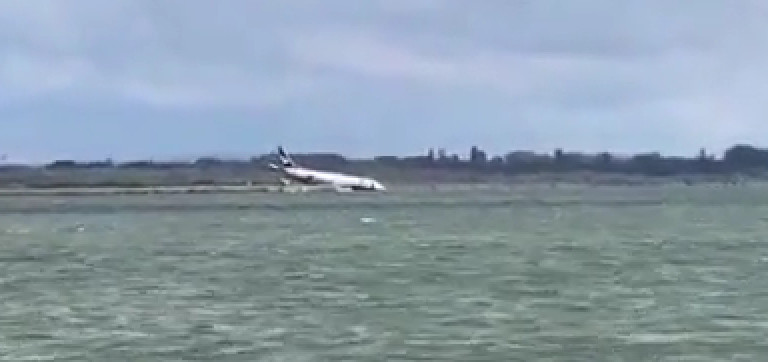DRAMA U FRANCUSKOJ Avion promašio pistu i srušio se u jezero