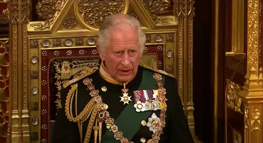 „SVAKI SMRDLJIVI PUT!“ Kralj Čarls napravio novi skandal, u programu uživo počeo da psuje! (VIDEO)