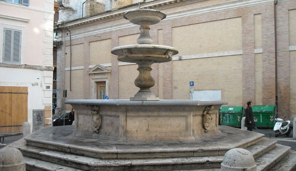HIT! Turista kažnjen sa 450 eura jer je sjeo na ivicu fontane da jede