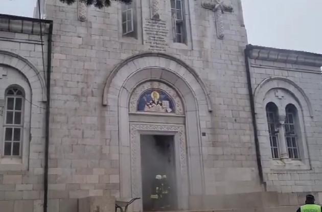 Požar u crkvi Svetog Vasilija u Nikšiću, vatrogasne ekipe na terenu