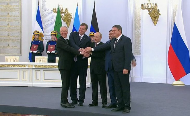 FOTOGRAFIJA IZ MOSKVE KOJA JE OBIŠLA SVIJET Ovako se Putin pozdravio sa liderima pripojenih teritorija