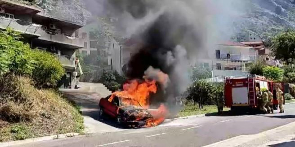 NIJE BILO POVRIJEĐENIH Izgorio automobil u Dobroti (VIDEO)