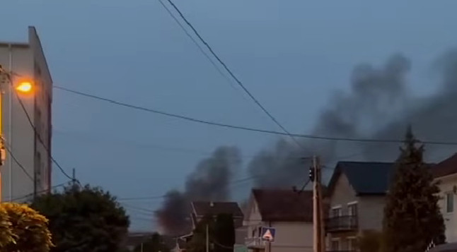 VELIKI POŽAR NA ALTINI: Gust crni dim iznad Zemuna (VIDEO)