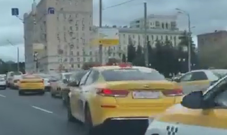 POMETNJA U MOSKVI Ulice preplavljene automobilima, svi dobijali jedan isti poziv (VIDEO)
