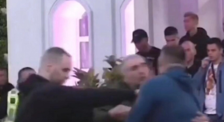 POTUKLI SE IVAN MARINKOVIĆ I MILJAN Nastao opšti haos, obezbjeđenje ne može da ih smiri (VIDEO)