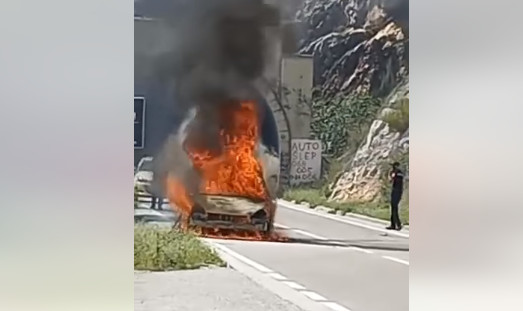 STRAŠNA SCENA! Zapalilo se vozilo iznad Risna (VIDEO)