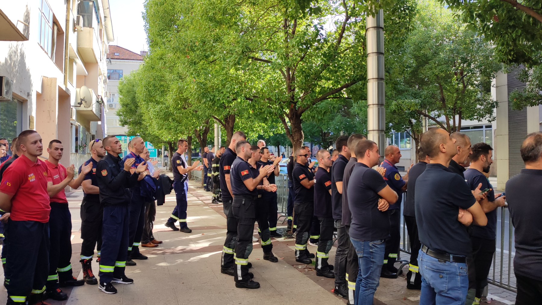 (FOTO/VIDEO) Protest vatrogasaca-spasilaca ispred Vlade