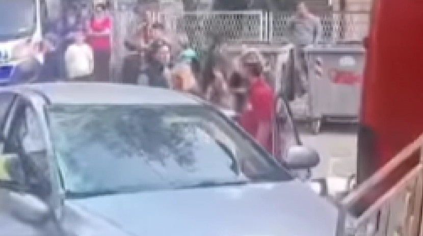 JEZIV UDES ISPRED ŠKOLE NA BANOVOM BRDU Automobil se zakucao u ogradu i uletio u dvorište (VIDEO)