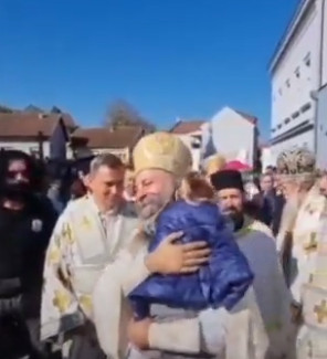 PRIZOR KOJI GRIJE SRCE! Snimak patrijarha i devojčice u Vukovaru širi se društvenim mrežama (VIDEO)
