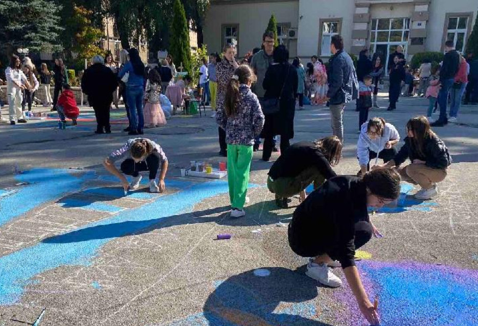 TRADICIONALNO U Beranama održana manifestacija “Djeca crtaju na asfaltu”