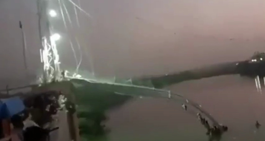 VIŠE OD 30 MRTVIH: Pao viseći most u Indiji dok je nekoliko stotina ljudi prelazilo rijeku (VIDEO)