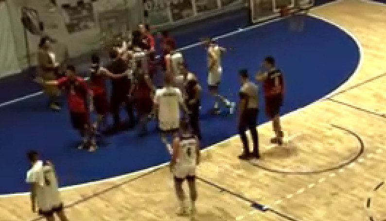 UZNEMIRUJUĆE SCENE IZ SRBIJE: Brutalna tuča na košarkaškom meču zgrozila sve! (VIDEO)