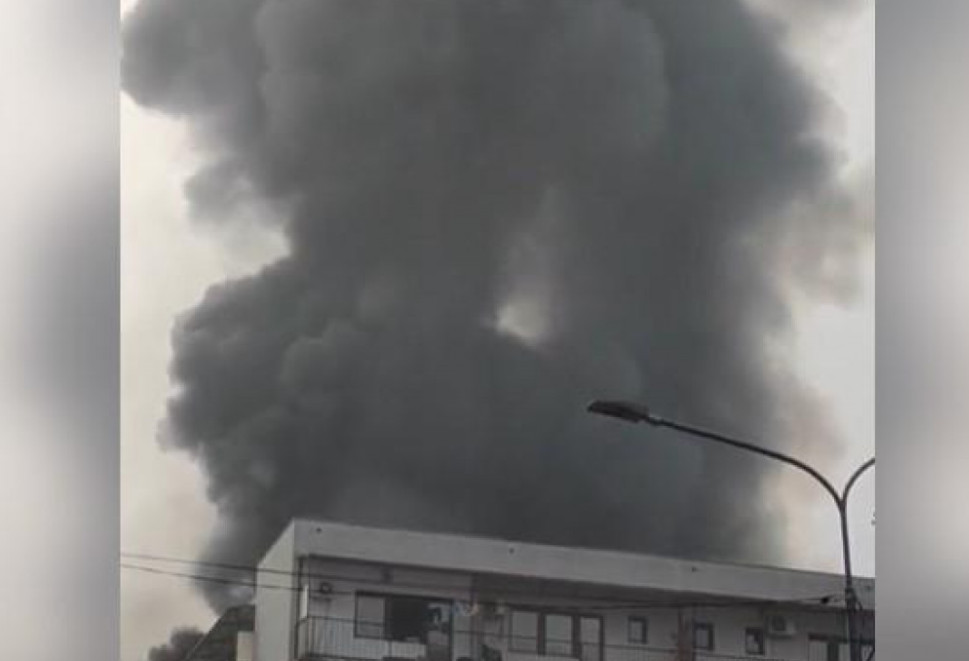Požar u Kruševcu: Gori kineska robna kuća, evakuisani i stanari stambene zgrade