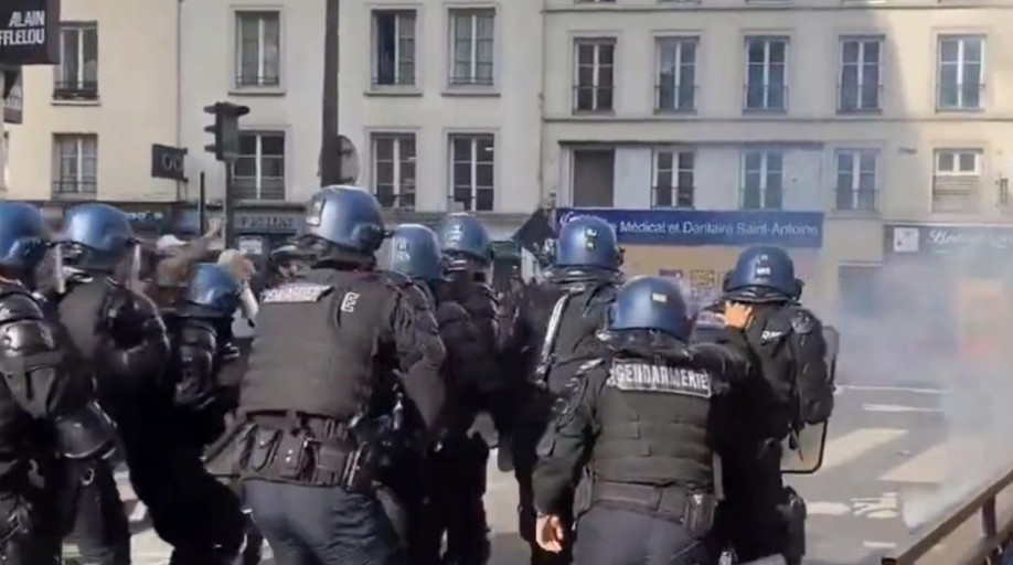 HAOS NA ULICAMA PARIZA, POLICIJA BACALA SUZAVAC Hiljade demonstranata protestuju zbog krize u državi (VIDEO)