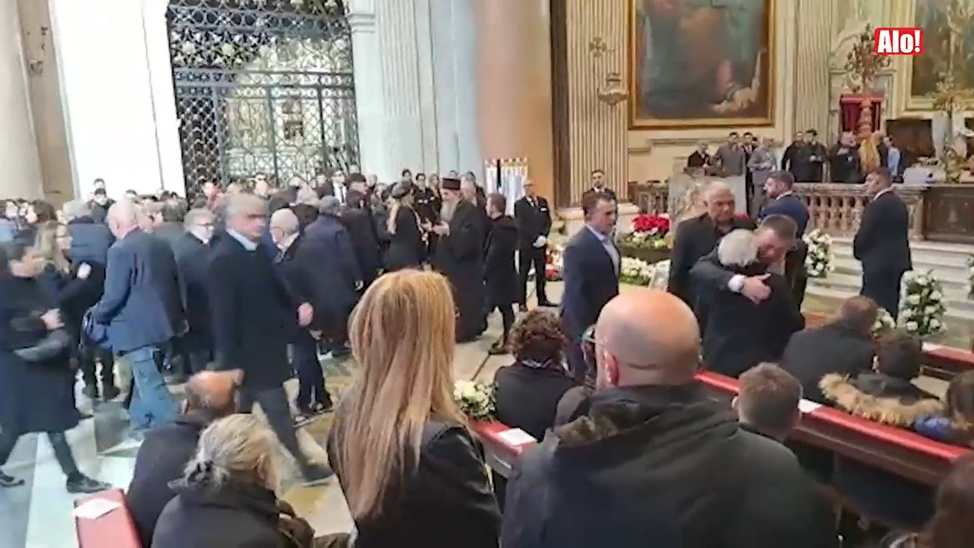 TUGA DO NEBA! Mihina majka Viktorija jedva stoji na sahrani sina! (FOTO)
