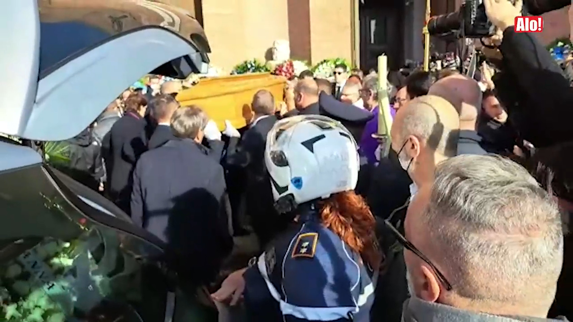 VELIČANSTVENO! Navijači bakljama i aplauzom uputili poslednji pozdrav Siniši Mihajloviću (VIDEO)