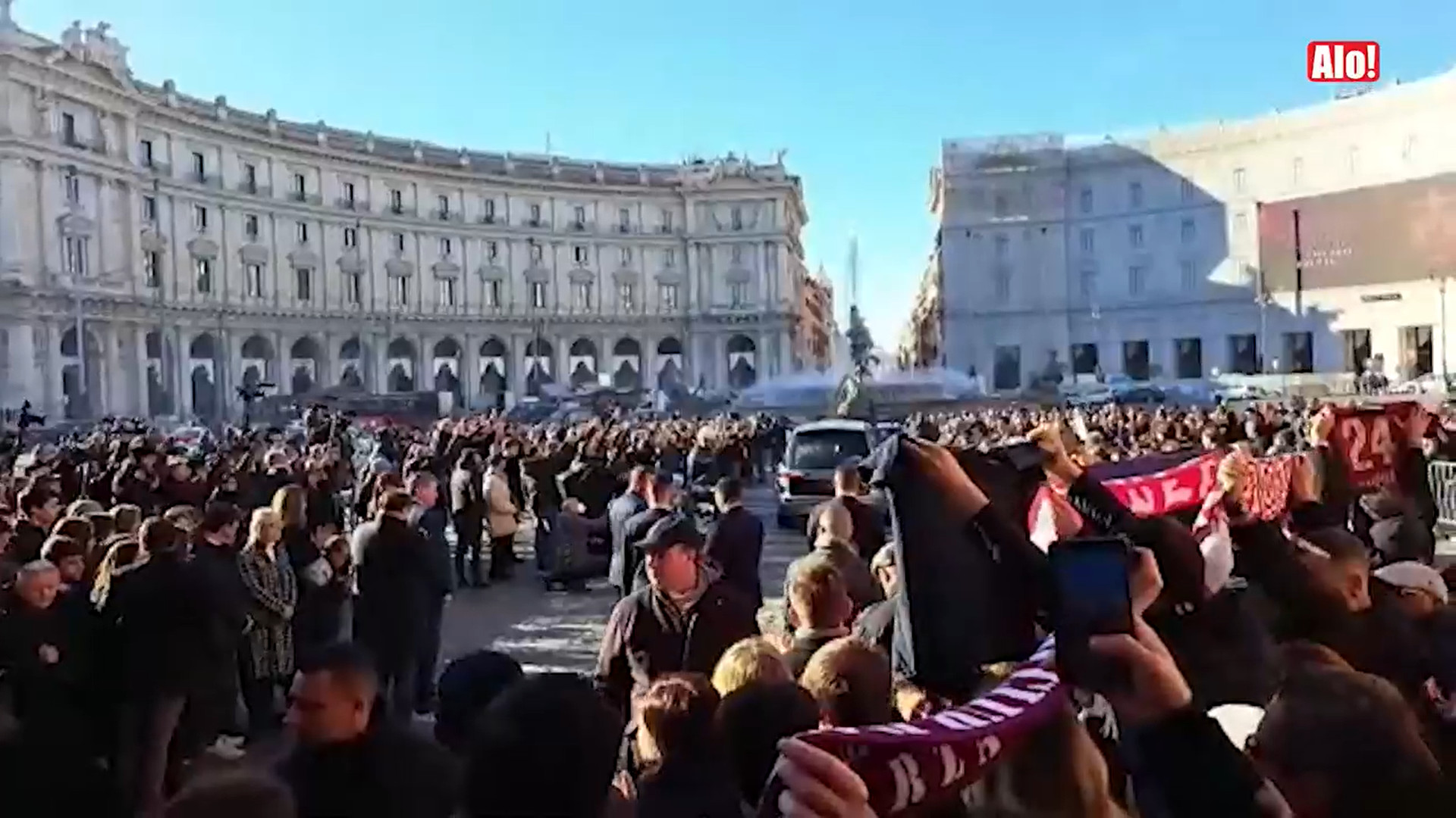 VELIČANSTVENO! Navijači bakljama i aplauzom uputili poslednji pozdrav Siniši Mihajloviću (VIDEO)