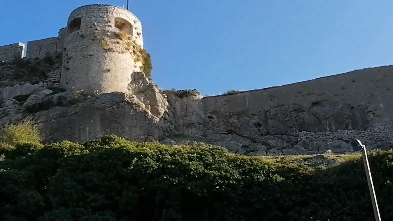 HRVATI SE OBRUKALI! Na tvrđavu iz petog vijeka iznad Splita stavili PVC prozore