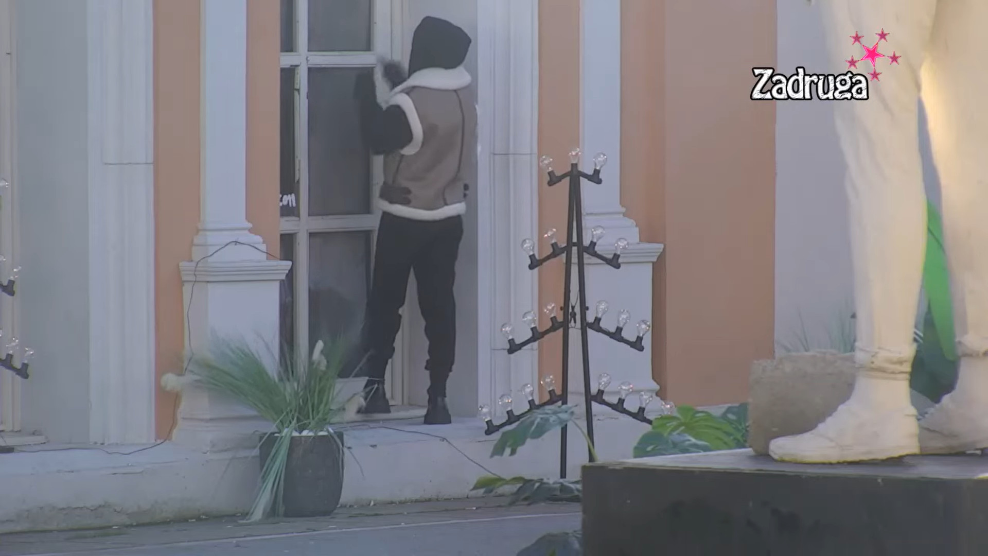 ANĐELA ĐURIČIĆ POBEGLA IZ ZADRUGE Pre pola sata slomila vrata i otišla, dokusurila je Ana! TU JE I SNIMAK BEKSTVA (VIDEO)